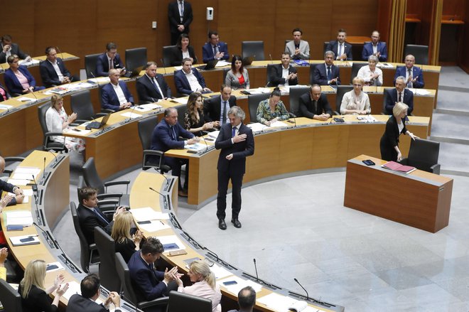 Robert Golob je po potrditvi mandatarstva izrazil hvaležnost vsem, ki so že z njim, in tudi tistim, ki se mu bodo še pridružili. FOTO: Leon Vidic/Delo
