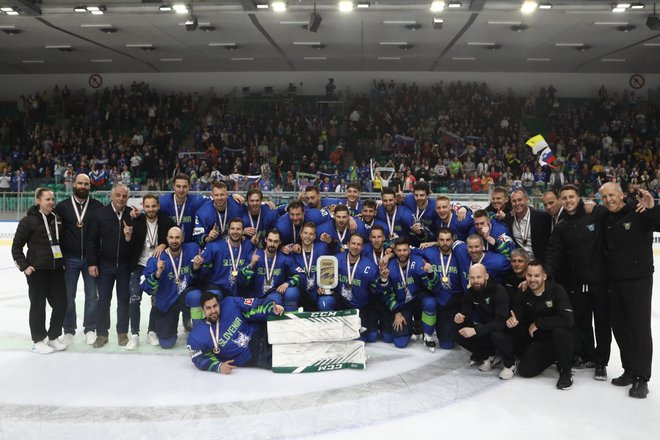 Risi so se takole veselili 1. mesta v skupini B na tivolskem ledu, čez eno leto bo&nbsp;pred njimi izziv obstanka med elito.&nbsp;FOTO:&nbsp;Voranc Vogel/Delo
