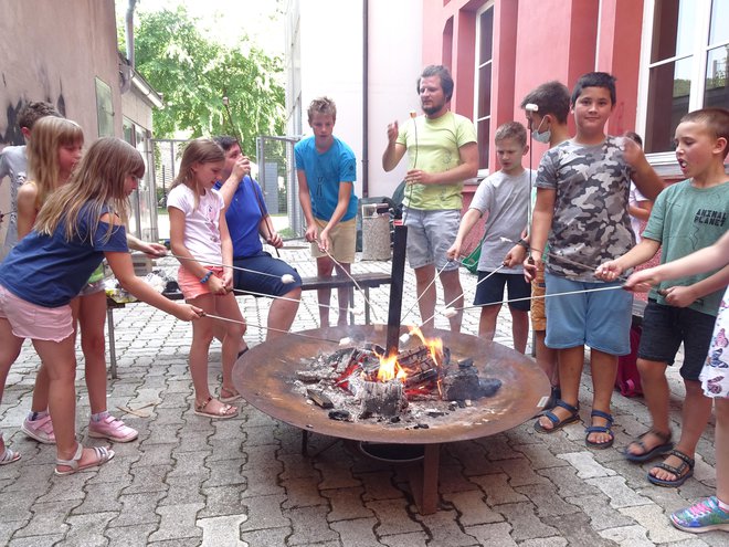 Okoli ognja je za otroke vedno zanimivo druženje. FOTO: Salezijanski mladinski center Rakovnik
