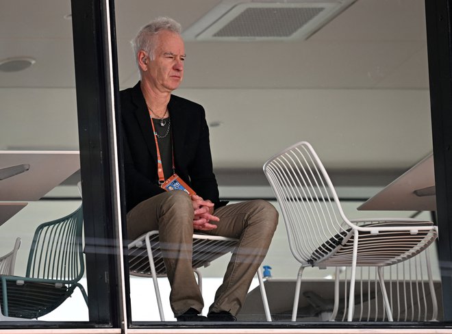 John McEnroe je na OP Francije v vlogi strokovnega komentatorja. FOTO: Dylan Martinez/Reuters
