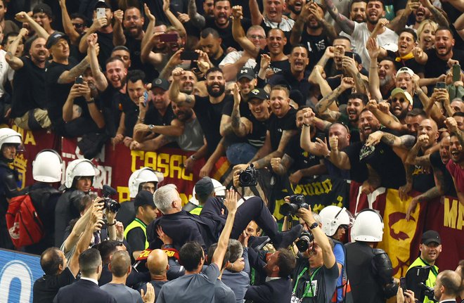 Jose Mourinho je končal na rokah varovancev, ki so si dali duška z navijači v Tirani in nato še v domačem Rimu. FOTO: Lisi Niesner/Reuters
