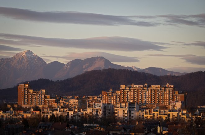 &raquo;Ko so znižali stopnje za najemnine, se te niso znižale niti za evro. Kdo je tu profitiral, mladi ali lastniki stanovanj?&laquo; opozarja Robert Golob. FOTO: Matej Družnik/Delo
