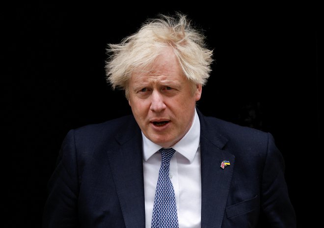 Britanski premier se je v sredo še enkrat opravičil za kulturo popivanja ter sistematične kršitve ukrepov med zabavami, ki so jih v času ustavitve javnega življenja prirejali na sedežu britanske vlade. Foto: John Sibley/Reuters
