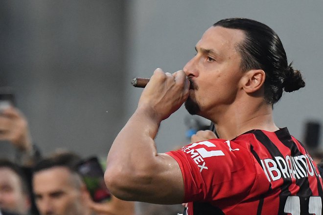 Štiridesetletni Ibrahimović je na zmagovalni oder prikorakal s cigaro v rokah. Foto Tiziana Fabi/AFP
