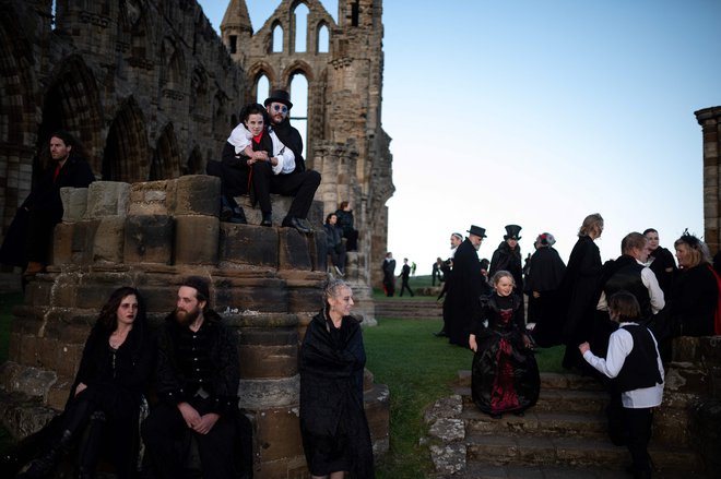 Oboževalci vampirjev so se se zbrali na območju opatije Whitby Abbey, na severovzhodu Anglije, po uspešnem poskusu postavitve Guinnessovega svetovnega rekorda za največje število vampirjev na enem mestu. Svetovni rekord je bil dosežen ob 125. obletnici prve objave Drakula, romana Brama Stokerja. Stoker je Whitby obiskal leta 1890, mesto in gotske ruševine opatije iz 13. stoletja pa so bile navdih za Drakulo. Trenutni rekord je 1039 vampirjev, ki so se leta 2011 zbrali v Doswellu v Virginiji v ZDA. Foto: Oli Scarff/Afp
