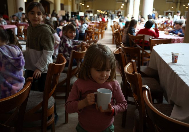 Pred začetkom vojne v Ukrajini so mednarodne organizacije spodbujale reforme za deinstitucionalizacijo skrbi za otroke, a trdnih političnih zavez v tem smislu niso dobile. FOTO: Kacper Pempel/Reuters
