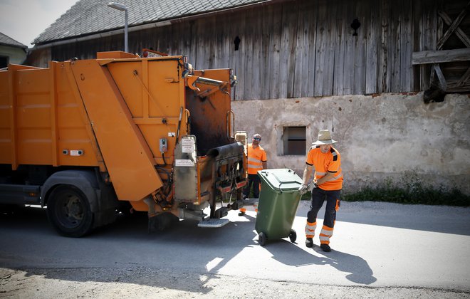 Zbiranje odpadkov se bo po oceni Zbornice komunalnega gospodarstva podražilo za 9,3 odstotka. FOTO: Blaž Samec/Delo
