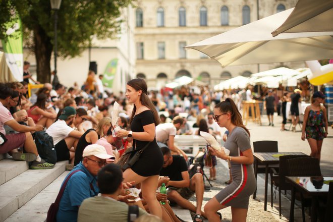 Za suhoparnimi številkami o javni porabi, rasti BDP, inflaciji, dobičkih, zaposlenosti, reformskih načrtih itd. so pač vedno tudi konkretne usode, načrti in ambicije ljudi in hkrati nastavki za blaginjo in način bivanja prihodnjih generacij.&nbsp;Foto: Jure Eržen/delo
