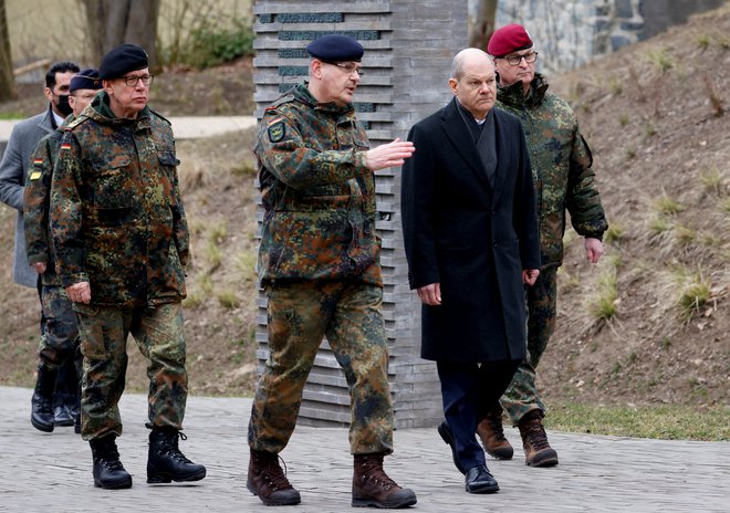 Kancler Olaf Scholz s pripadniki vojske med marčevskim obiskom operativnega centra nemške vojske
v Schwie&shy;lowseeju FOTO: Michele Tantussi/REUTERS
