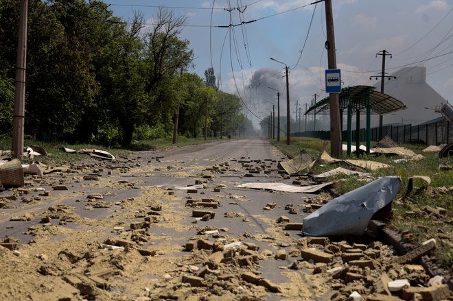 Uničenje po ruskem napadu v Bakmutu na območju Donecka. FOTO: Sergii Nužnenko/Reuters
