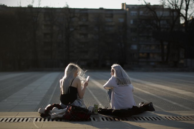 Pogovori iz oči v oči izginjajo. FOTO: Jure Eržen
