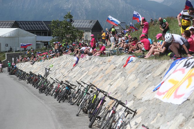 Številni so se v zgodnjih jutranjih urah iz različnih koncev Slovenije v Posočje podali na lastni pogon. FOTO: Dejan Javornik
