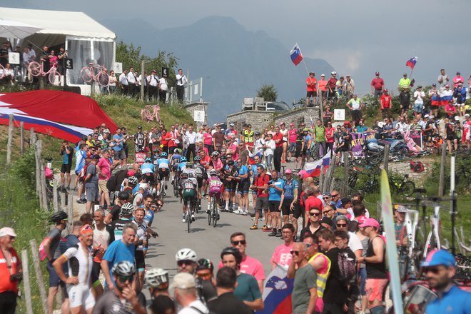 V Posočju je danes gostovala 19. etapa Gira d'Italia in nihče, ki kaj da nase, ni smel manjkati. FOTO: Dejan Javornik
