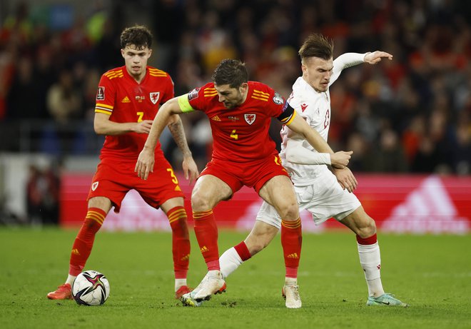 Belorusi (na fotografiji desno Dmitri Antilevski med tekmo v Cardiffu z Walesom) so se novembra&nbsp;še merili v kvalifikacijah za svetovno prvenstvo.&nbsp;FOTO: John Sibley/Reuters
