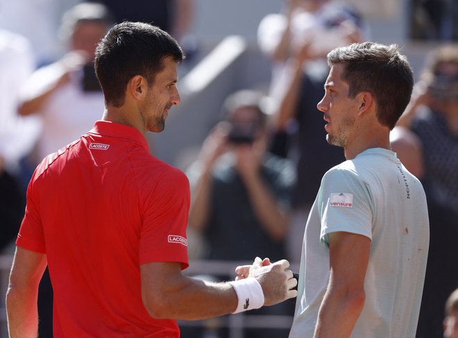 Aljaž Bedene in Novak Đoković sta si po dvoboju čestitala, po resnici napisano nihče ni bil razočaran. FOTO: Yves Herman/Reuters
