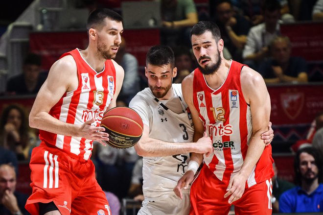 Rade Zagorac v primežu Nikole Kalinića (desno) in Ognjena Dobrića. FOTO:&nbsp;Dragana Stjepanović/ABA
