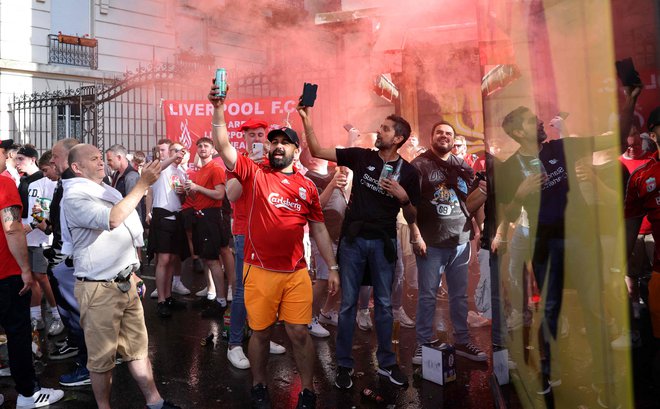 V Parizu bo skoraj sto tisoč navijačev Liverpoola in Reala, prevladujejo predvsem Angleži. FOTO: Thomas Coex/AFP
