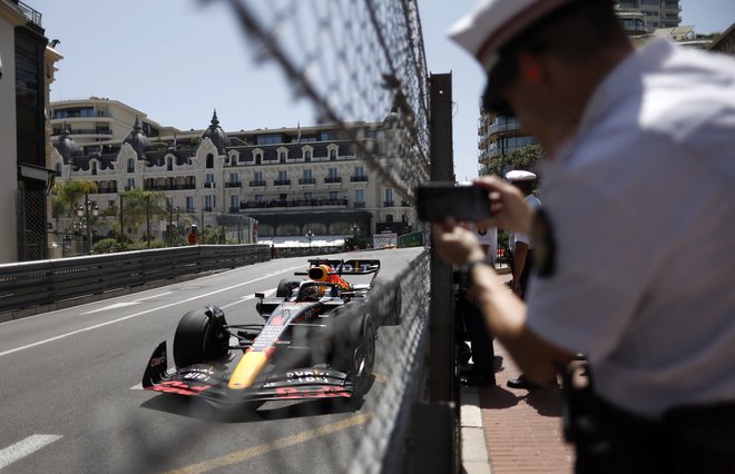 Nikjer drugje ljubitelji formule 1 ne pridejo tako blizu svojim vzornikom (na fotografiji vodilni v skupni razvrstitvi in branilec lanske zmage Max Verstappen). FOTO: Benoit Tessier/Reuters
