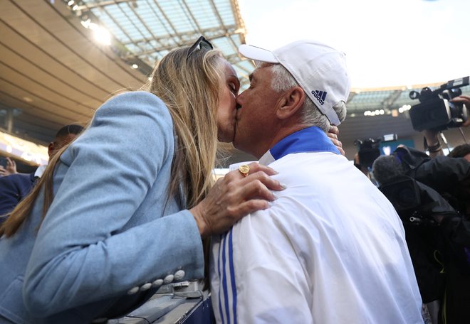 Bo med trenerjem Reala Carlom Ancelottijem in njegovo soprogo Mariann Barrena padel tudi zmagoviti poljub po finalu? FOTO: Molly Darlington/Reuters
