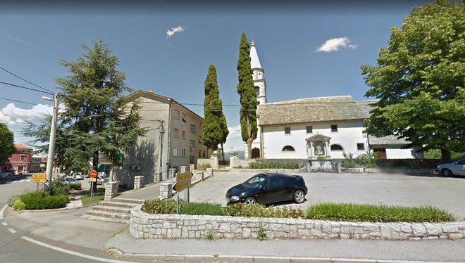 Trg pred cerkvijo, kot je bil videti pred prenovo in rekonstrukcijo ceste. FOTO: Google Street View
