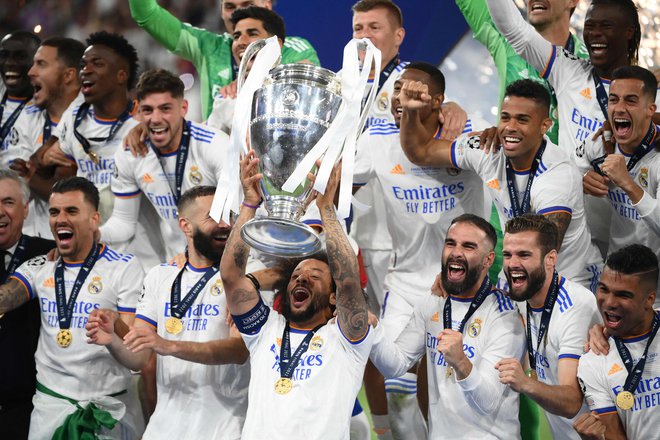 Pokal je dvignil kapetan Marcelo, zaenkrat pa še ni jasno, če bo v Madridu ostal še eno sezono. FOTO: Franck Fife/AFP
