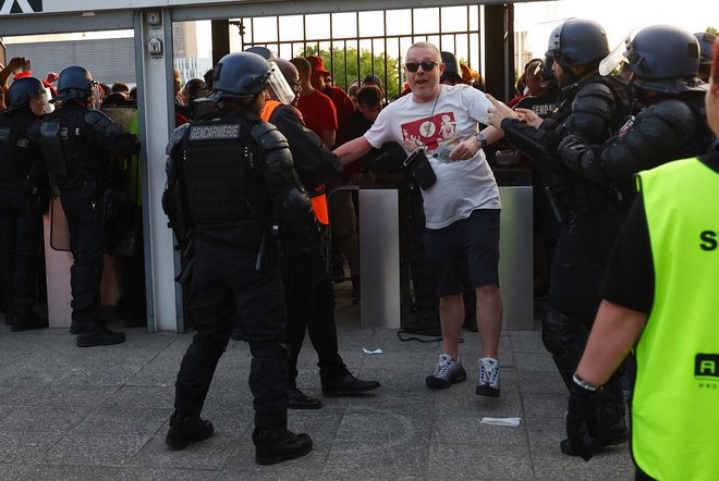 Francoski policisti so pridržali 68 oseb. FOTO: Kai Pfaffenbach/Reuters
