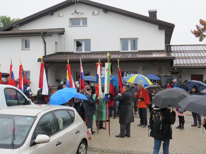 Pred planinskim domom na Jančah je potekala partizanska spominska slovesnost. FOTO: Bojan Rajšek/Delo
