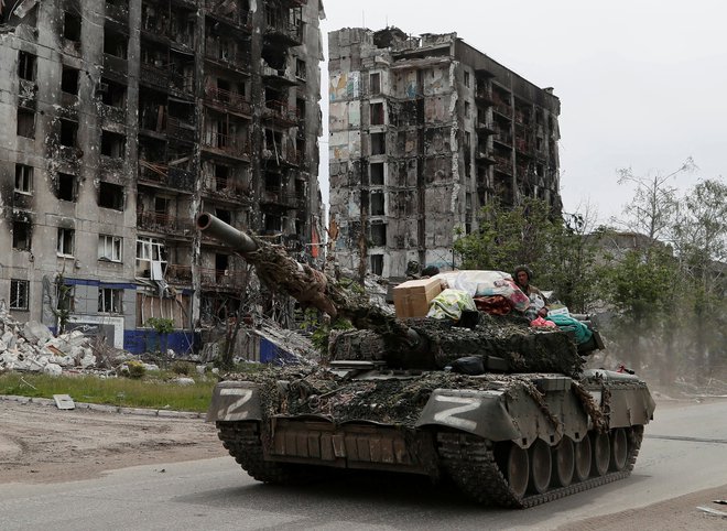 Ruske enote v mestecu Popasna v regiji Lugansk. FOTO: Alexander Ermochenko/Reuters
