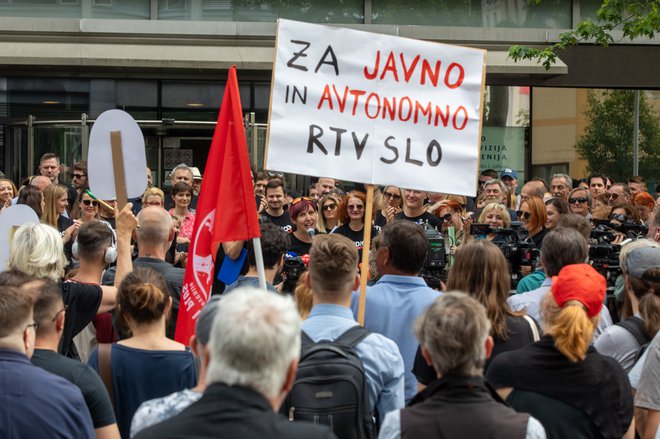 Iz pisarne Sindikata novinarjev Slovenije pa so danes sporočili, da sta minila dva tedna, odkar so novinarski sindikati na RTVS vodstvu hiše napovedali stavko in teden dni, od kar je bila ta izvedena. FOTO: Voranc Vogel/Delo
