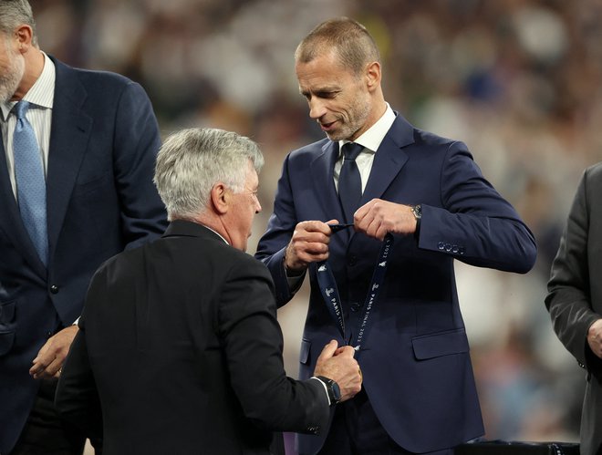 Carlo Ancelotti (levo, desno Aleksander Čeferin) je izkušen trener, vedel je, da ne more sprejeti dirke z Liverpoolom, odlično pozna svoje moštvo. FOTO: Molly Darlington/Reuters
