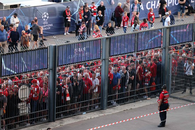 Liverpoolovi navijači niso mogli pravočasno na štadion, ker so nekateri imeli poarejene vstopnice. FOTO: Thomas Coex/AFP

