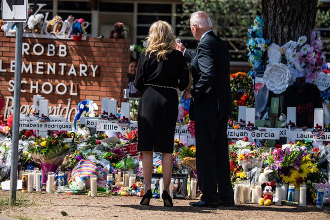 V nedeljo sta se spominu na žrtve napada na Robbovi osnovni šoli poklonila tudi ameriški predsednik Joe Biden in prva dama Jill Biden. Foto Chandan Khanna/AFP
