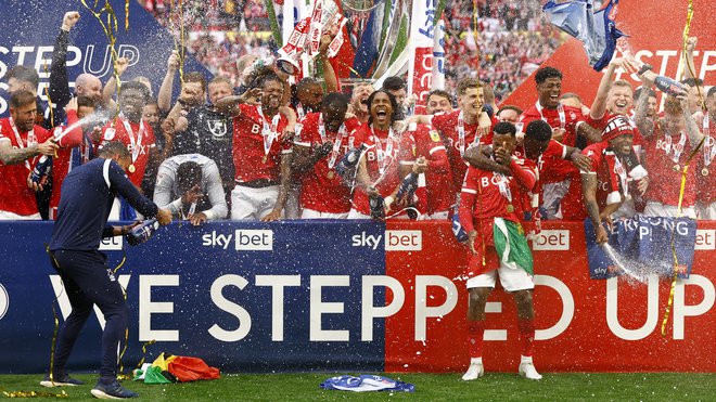 Slavje se je s tribun Wembleyja hitro preselilo na zelenico kultnega londonskega štadiona. FOTO: Andrew Boyers/Reuters

