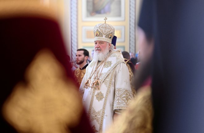 Med posamezniki na seznamu kaznovanih bi bil odslej tudi patriarh Kiril. FOTO: Sergej Pivovarov/ Reuters
