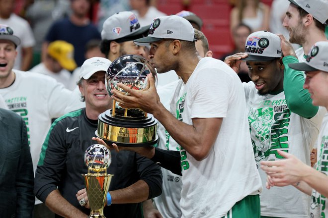 Izkušeni Al Horford (na fotografiji) poljublja pokal za naslov prvaka vzhodne konference.&nbsp;FOTO: Andy Lyons/AFP
