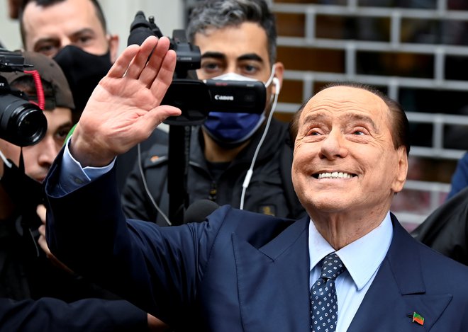 Silvio Berlusconi med obiskom volišča v Milanu oktobra lani. FOTO:&nbsp;Flavio Lo Scalzo/Reuters
