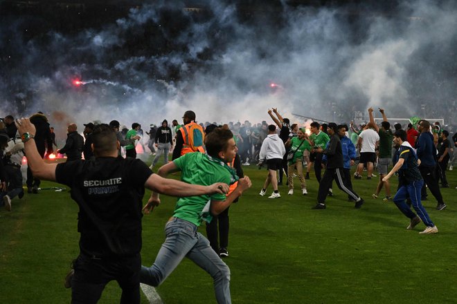 Prizori z zelenice stadiona Geoffroy-Guichard so bili vse prej kot običajni. FOTO: Jean-Philippe Ksiazek/AFP
