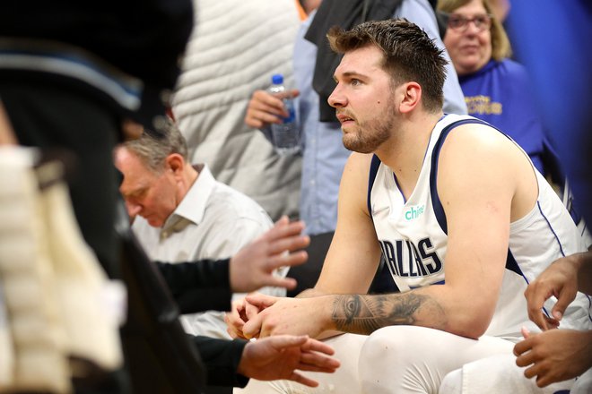 Za Luko Dončićem je najuspešnejša sezona v ligi NBA, ki se je končala šele s četrtim porazom v konferenčnem finalu zahoda proti Golden State Warriors v San Franciscu. FOTO: Ezra Shaw/AFP
