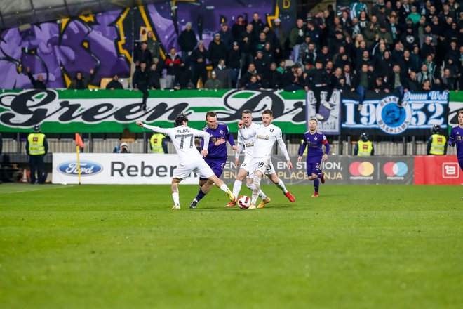 Prizor z zadnjega večnega derbija v sezoni, ki so ga 9. aprila z 1:0 v domačem Ljudskem vrtu dobili Mariborčani. FOTO: Črt Piksi/Delo
