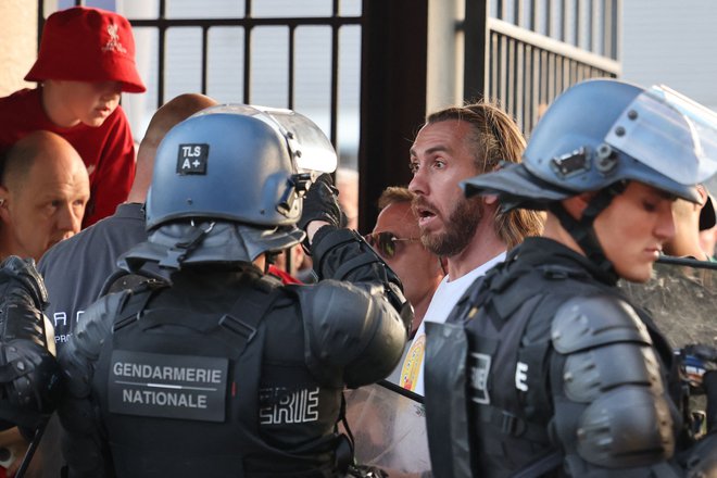 Številni navijači Liverpoola so več ur čakali na vstop na štadion Stade de France. FOTO: Thomas Coex/AFP
