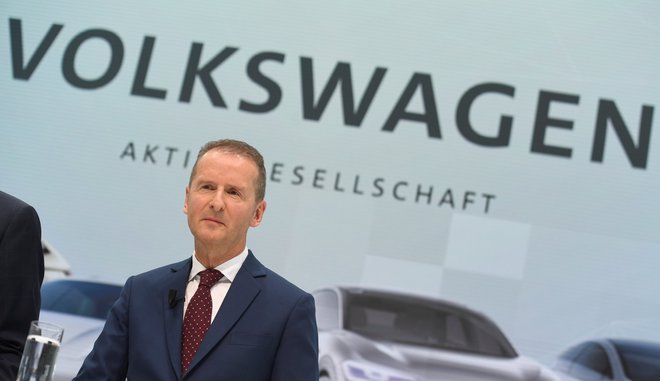 Glavni izvršni direktor VW Herbert Diess pravi, da ne morejo sodelovati samo z demokracijami. FOTO: Fabian Bimmer/REUTERS
