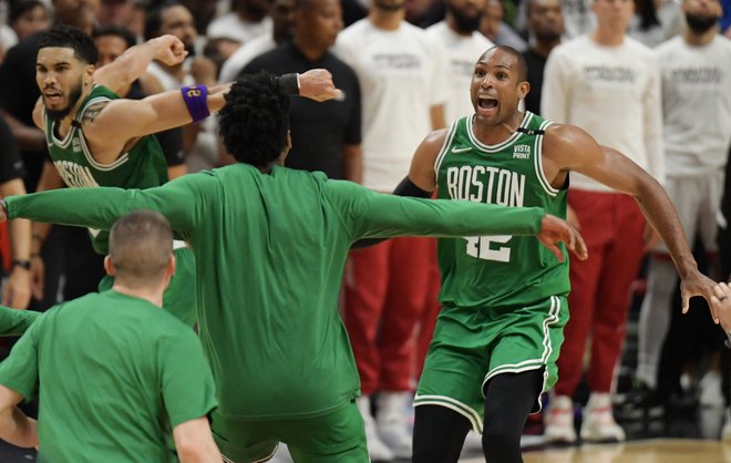 Al Horford teče v objem Jaysonu Tatumu po zadnjem pisku sirene v Miamiju. FOTO: Jim Rassol/USA Today Sports
