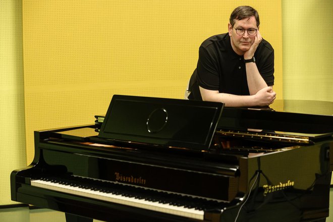 Klemen Markovčič je leta 2018 &shy;režiral dokumentarno radijsko igro Broken Piano/Broken &shy;Bösendorfer. FOTO: Črt Piksi
