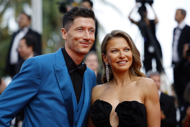 Robert Lewandowski, ki je s svojo ženo&nbsp;Anno pred dnevi obiskal znameniti filmski festival v Cannesu, se v Münchnu ne počuti več dobro. FOTO: Sarah Meyssonnier/Reuters
