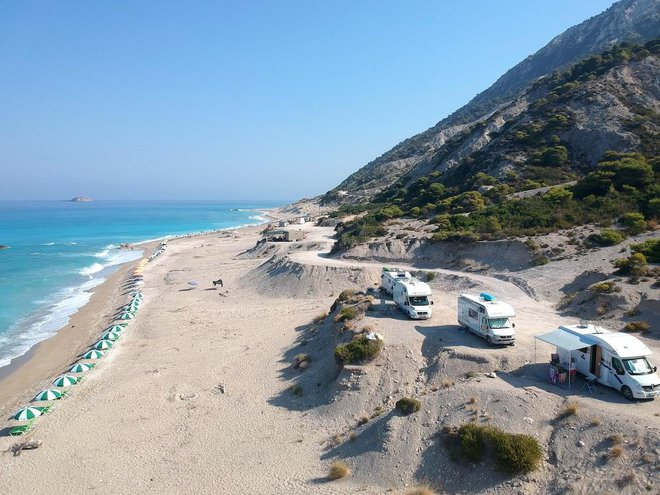 Plaža Gialos na otoku Lefkada, ki jo je med potovanjem z avtodomom po Grčiji obiskala družina Bauman. FOTO: osebni arhiv
