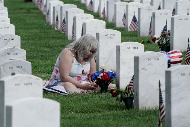 Američanke in Američani so se spominjali padlih sinov v vojnah v tujini. Foto Ken Cedeno/Reuters
