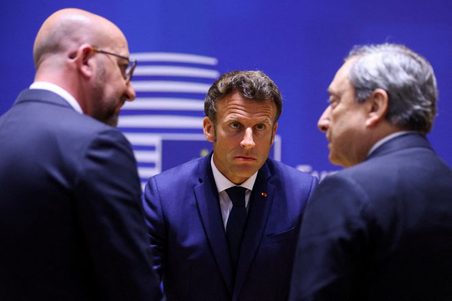 Francoski predsednik Emmanuel Macron na zasedanju&nbsp;Sveta&nbsp;EU, na katerem naj bi dosegli dogovor o embargu ruske nafte. FOTO: Johanna Geron/Reuters
