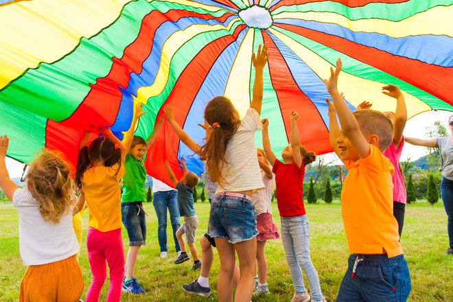 Medtem ko naši otroci vztrajno zbirajo &raquo;papirje&laquo;, je njihov let vedno manj svoboden in radosten. FOTO: Shutterstock
