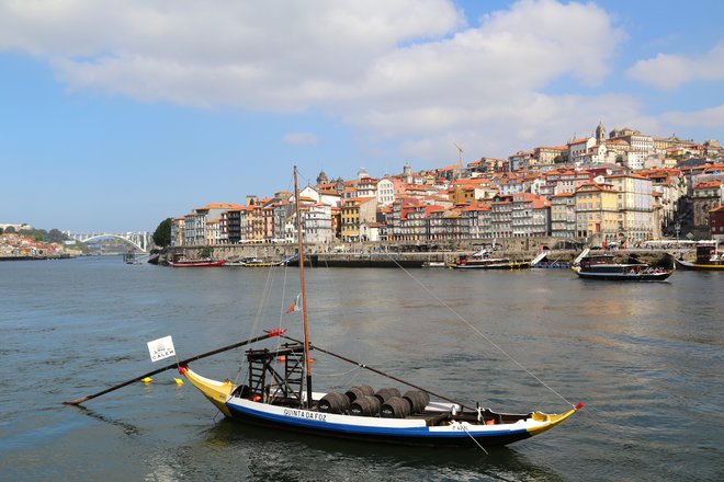 Porto ni svetovno znan le po kulturnih spomenikih, temveč slovi po istoimenskem vinu, pa tudi po nogometnem klubu. FOTO: Milan Ilić
