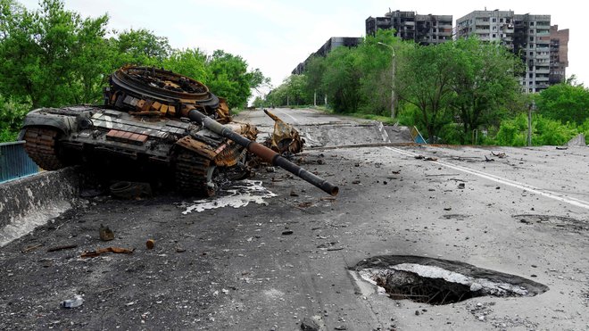 Uničeni tank v Mariupolju. FOTO: AFP
